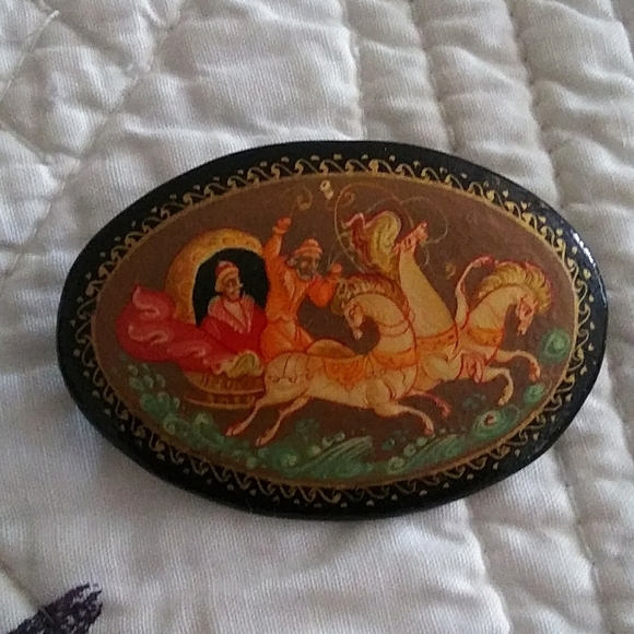 VINTAGE HAND PAINTED RUSSIAN OVAL BLACK LACQUER FOLK ART BROOCH/ - Picture 4 of 8